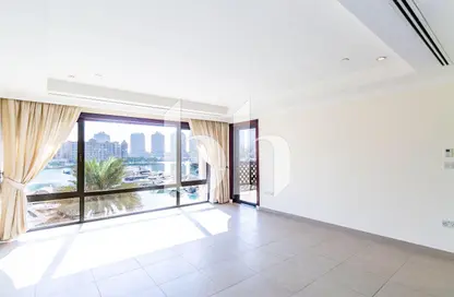 شقة - 2 غرف نوم - 3 حمامات للايجار في طريق بورتو الغربي - بورتو أرابيا - جزيرة اللؤلؤة - الدوحة