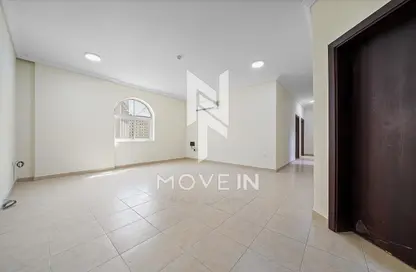 شقة - 3 غرف نوم - 2 حمامات للايجار في شارع سالاجا - دوحة الجديد - الدوحة