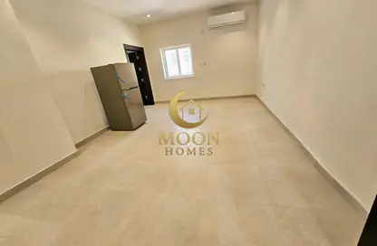 Apartment - 1 Bedroom - 1 Bathroom for rent in Umm Ghwailina Comm - Umm Ghuwalina - Umm Ghuwailina - Doha
