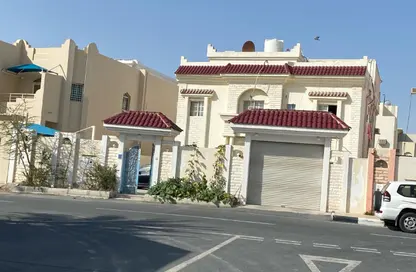 فيلا - 4 غرف نوم - 2 حمامات للبيع في منطقة المطار - الدوحة