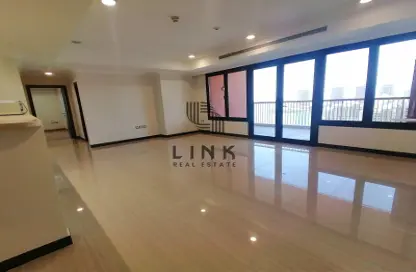 Empty Room image for: Apartment - 2 Bedrooms - 2 Bathrooms for rent in Tower 21 - Porto Arabia - The Pearl Island - Doha, Image 1