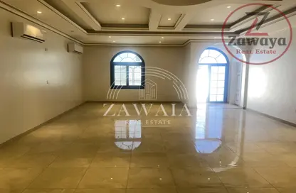 فيلا - 7 غرف نوم - 8 حمامات للايجار في شارع النعيجة - غرب الهلال - الهلال - الدوحة