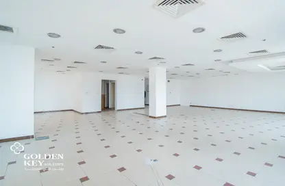 مساحات مكتبية - استوديو - 2 حمامات للايجار في شارع الامان - أم غويلينا - الدوحة