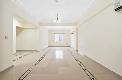 شقة - 3 غرف نوم - 3 حمامات للايجار في طريق المطار القديم - الدوحة