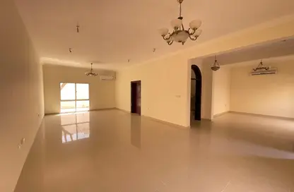 فيلا - 4 غرف نوم - 4 حمامات للايجار في شارع المطار القديم - طريق المطار القديم - الدوحة