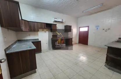 سكن الموظفين - استوديو - 6 حمامات للايجار في شارع وادي الشاهينيا - عين خالد - الدوحة