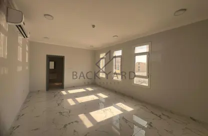 Apartment - 3 Bedrooms - 2 Bathrooms for rent in Umm Ghwailina Comm - Umm Ghuwalina - Umm Ghuwailina - Doha