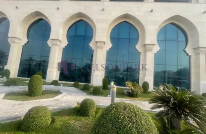 معرض - استوديو - 3 حمامات للايجار في مبنى رمادا التجاري - شارع الروابي - المنتزه - الدوحة