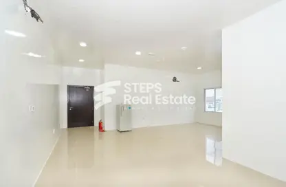 سكن الموظفين - استوديو للايجار في شارع الصناعية الشرقي - بركة العوامر - الوكرة