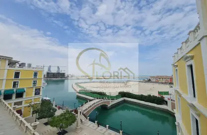 صورة لـ حوض سباحة شقة - 2 غرف نوم - 3 حمامات للايجار في ميركاتو - قناة كوارتييه - جزيرة اللؤلؤة - الدوحة ، صورة رقم 1