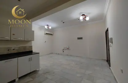 Apartment - 1 Bedroom - 1 Bathroom for rent in Umm Ghwailina Comm - Umm Ghuwalina - Umm Ghuwailina - Doha