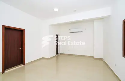 Empty Room image for: Apartment - 1 Bathroom for rent in Bu Hamour Street - Abu Hamour - Doha, Image 1