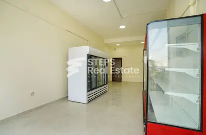 Shop - Studio - 1 Bathroom for rent in Wholesale Market Street - Abu Hamour - Doha