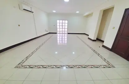 شقة - 2 غرف نوم - 2 حمامات للايجار في شارع انس - فريج بن محمود الشمالي - فريج بن محمود - الدوحة