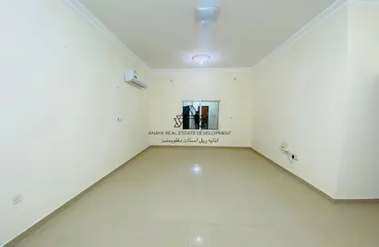 شقة - 2 غرف نوم - 2 حمامات للايجار في شارع المطار القديم - طريق المطار القديم - الدوحة