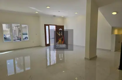 مجمع سكني - 7 غرف نوم - 8 حمامات للايجار في شارع المرخية - المرخية - الدوحة