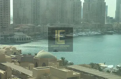 شقة - 2 غرف نوم - 2 حمامات للايجار في طريق بورتو الشرقي - بورتو أرابيا - جزيرة اللؤلؤة - الدوحة