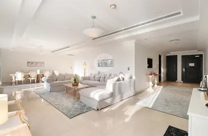 صورة لـ غرفة المعيشة شقة - 4 غرف نوم - 5 حمامات للبيع في طريق بورتو الشرقي - بورتو أرابيا - جزيرة اللؤلؤة - الدوحة ، صورة رقم 1