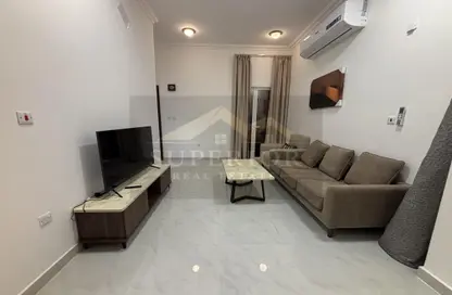 Apartment - 2 Bedrooms - 2 Bathrooms for rent in Asim Bin Omar Street - Al Mansoura - Doha