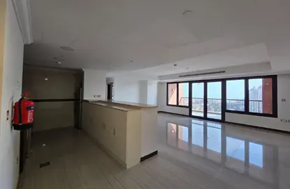 شقة - 2 غرف نوم - 2 حمامات للايجار في طريق بورتو الغربي - بورتو أرابيا - جزيرة اللؤلؤة - الدوحة