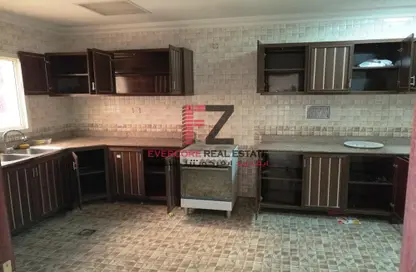 صورة لـ مطبخ فيلا - 6 غرف نوم - 6 حمامات للايجار في سلاطة الجديدة - سلاطة - الدوحة ، صورة رقم 1