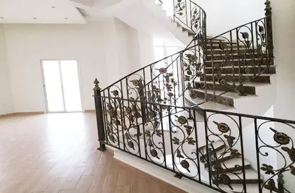 مجمع سكني - 6 غرف نوم - 7 حمامات للايجار في الدفنة - الدفينة - الدوحة