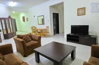 شقة - 2 غرف نوم - 2 حمامات للايجار في طريق المطار القديم - الدوحة