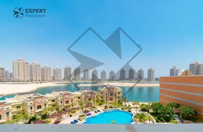 صورة لـ حوض سباحة شقة - 3 غرف نوم - 3 حمامات للبيع في فيفا غرب - فيفا بحرية - جزيرة اللؤلؤة - الدوحة ، صورة رقم 1