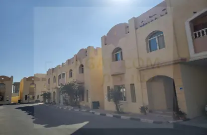 Villa - 5 Bedrooms - 4 Bathrooms for rent in Umm Al Seneem Street - Ain Khaled - Doha
