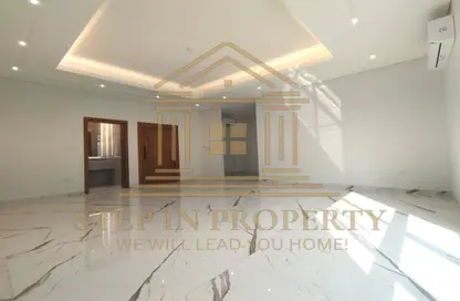 فيلا - 5 غرف نوم - 6 حمامات للايجار في طريق سلوى - العزيزية - الدوحة