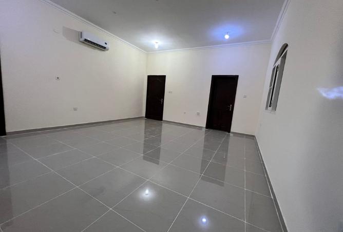 983651 - Property Image 2