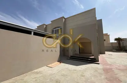 Villa - 4 Bedrooms - 5 Bathrooms for rent in Al Maamoura - Al Maamoura - Doha