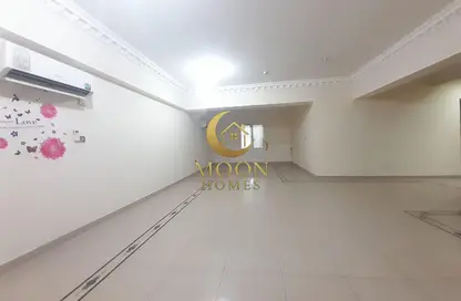 شقة - 2 غرف نوم - 2 حمامات للايجار في شارع المطار القديم - طريق المطار القديم - الدوحة