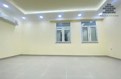 Apartment - 2 Bedrooms - 2 Bathrooms for rent in Umm Ghwailina Comm - Umm Ghuwalina - Umm Ghuwailina - Doha