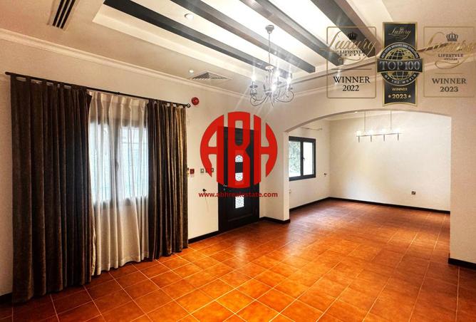 932703 - Property Image 2