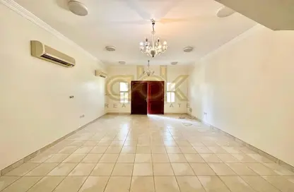 فيلا - 4 غرف نوم - 7 حمامات للايجار في شارع ام السنيم - عين خالد - الدوحة