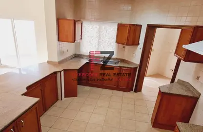 صورة لـ مطبخ مجمع سكني - 5 غرف نوم - 5 حمامات للايجار في شارع  بو هامو - أبو هامور - الدوحة ، صورة رقم 1