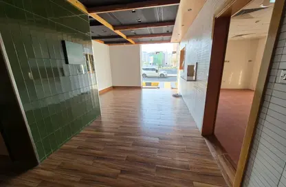 Shop - Studio - 1 Bathroom for rent in Ras Abu Aboud - Doha