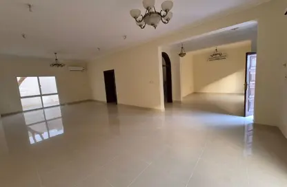 مجمع سكني - 4 غرف نوم - 4 حمامات للايجار في شارع المطار القديم - طريق المطار القديم - الدوحة