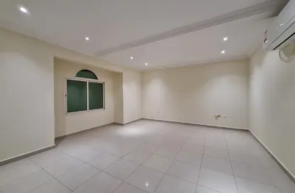 مجمع سكني - 3 غرف نوم - 3 حمامات للايجار في شارع ام السنيم - عين خالد - الدوحة