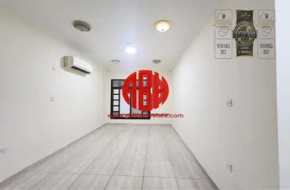 سكن الموظفين - استوديو - 5 حمامات للايجار في شارع وادي الشاهينيا - عين خالد - الدوحة
