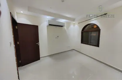 Empty Room image for: Apartment - 2 Bedrooms - 1 Bathroom for rent in Umm Ghuwailina - Doha, Image 1