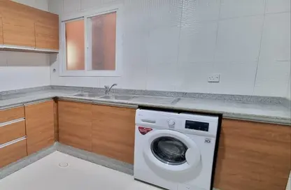 صورة لـ مطبخ شقة - 2 غرف نوم - 2 حمامات للايجار في شارع انس - فريج بن محمود الشمالي - فريج بن محمود - الدوحة ، صورة رقم 1