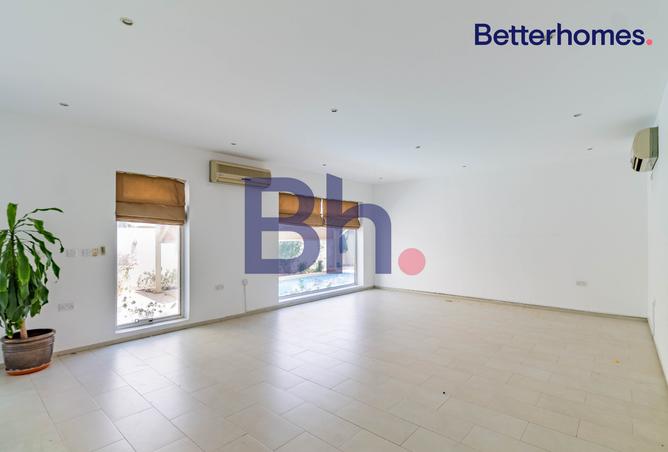 851713 - Property Image 2