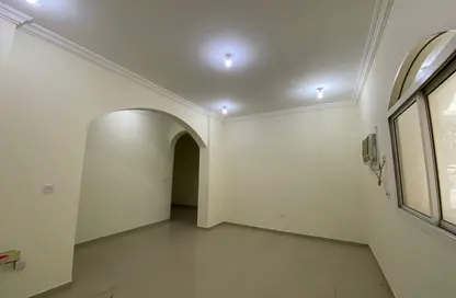 شقة - 2 غرف نوم - 2 حمامات للايجار في شارع انس - فريج بن محمود الشمالي - فريج بن محمود - الدوحة