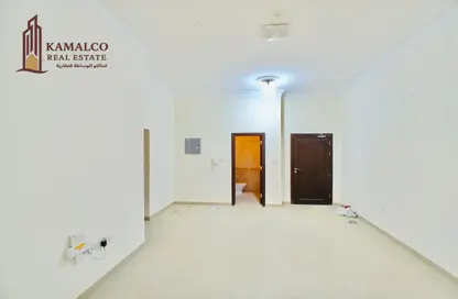 شقة - 2 غرف نوم - 2 حمامات للايجار في شارع المطار القديم - طريق المطار القديم - الدوحة