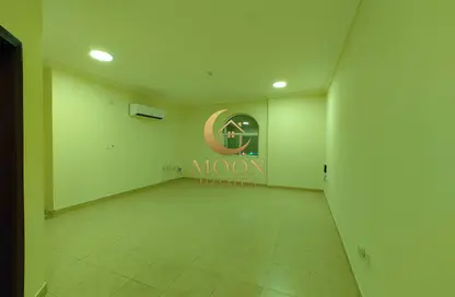 شقة - 3 غرف نوم - 2 حمامات للايجار في دوحة الجديد - الدوحة