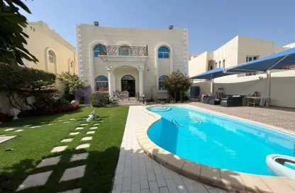 صورة لـ حوض سباحة فيلا - 6 غرف نوم - 5 حمامات للبيع في المعمورة 18 - المعمورة - الدوحة ، صورة رقم 1