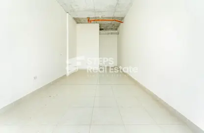 محل تجاري - استوديو - 1 حمام للايجار في شارع المطار القديم - طريق المطار القديم - الدوحة