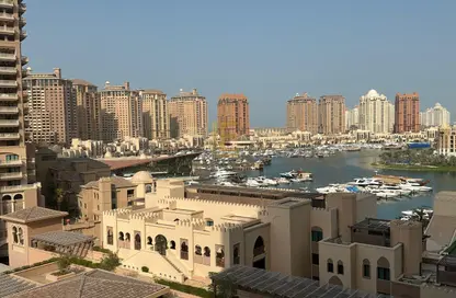 شقة - 2 غرف نوم - 3 حمامات للايجار في طريق بورتو الشرقي - بورتو أرابيا - جزيرة اللؤلؤة - الدوحة